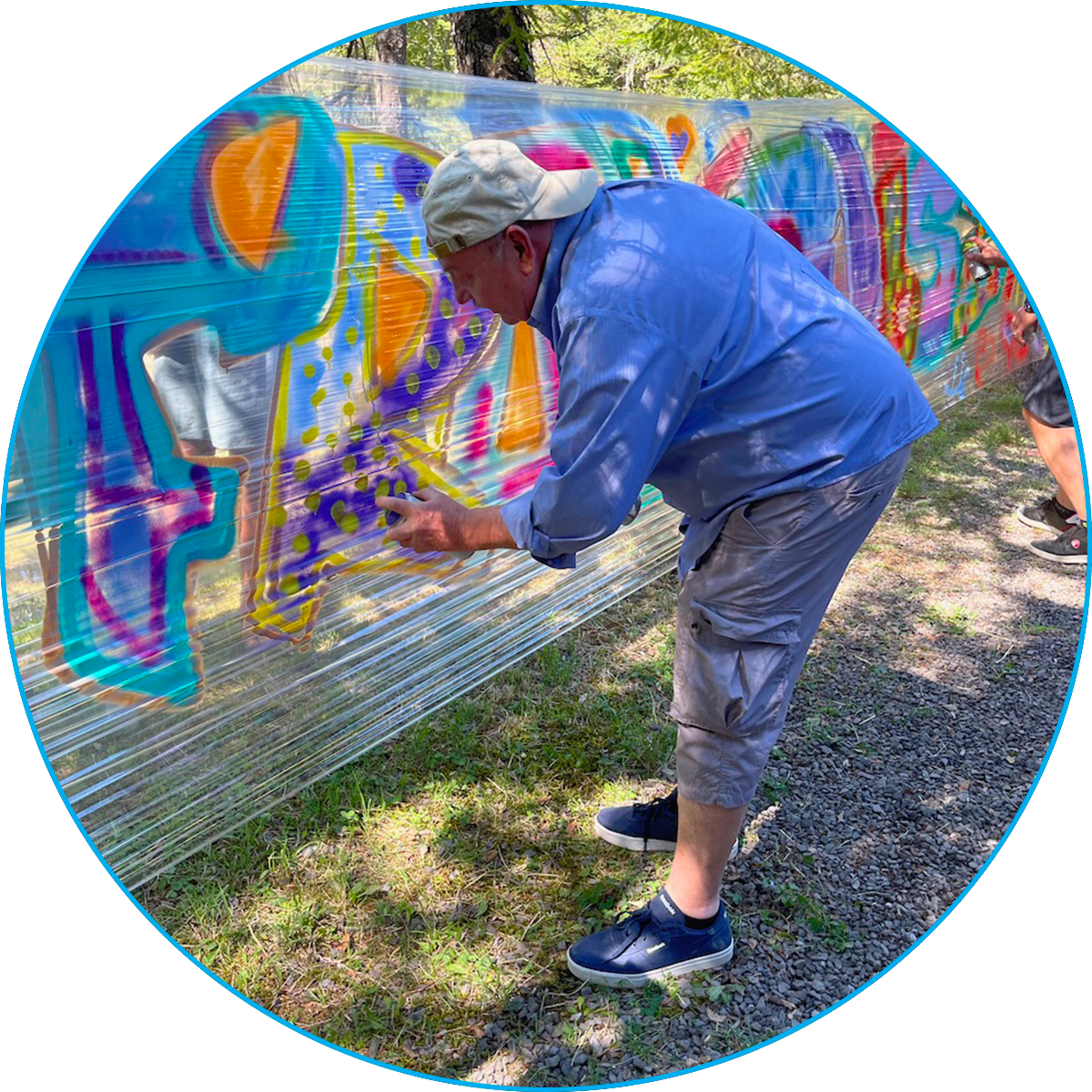 animation d'un anniversaire original, ludique et créatif avec GRAFFITIversaire avec notre atelier de customisation et décoration au spray sur film cellophane tendu en pleine nature ou à l'éxterieur