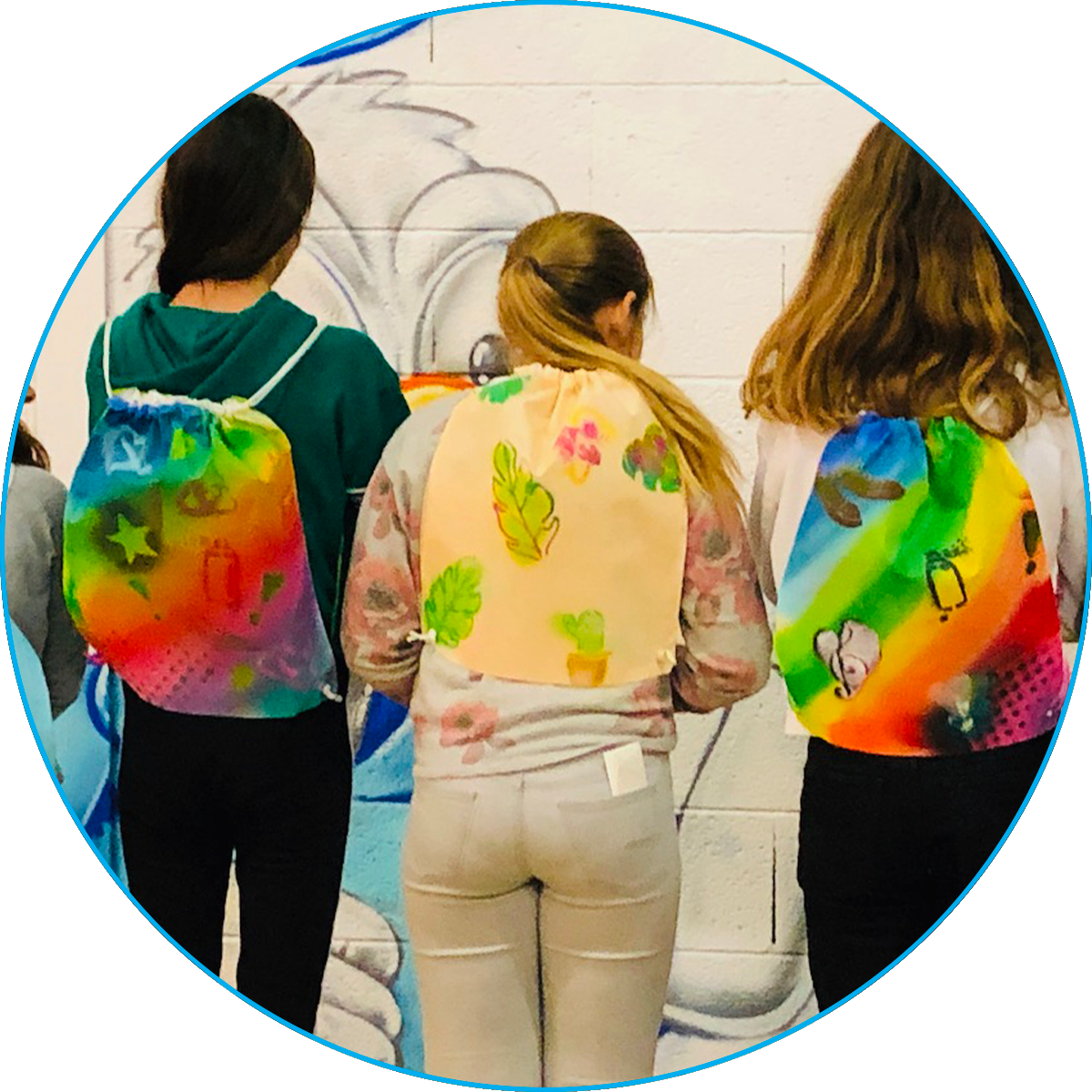 animation d'un anniversaire original, ludique et créatif avec GRAFFITIversaire avec notre atelier de customisation et décoration au spray sur sac de gymnastique en coton